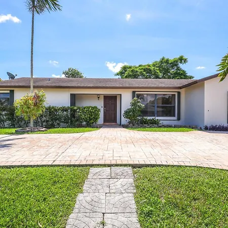 Pet-Friendly Home With Yard About 3 Mi To Zoo Miami!